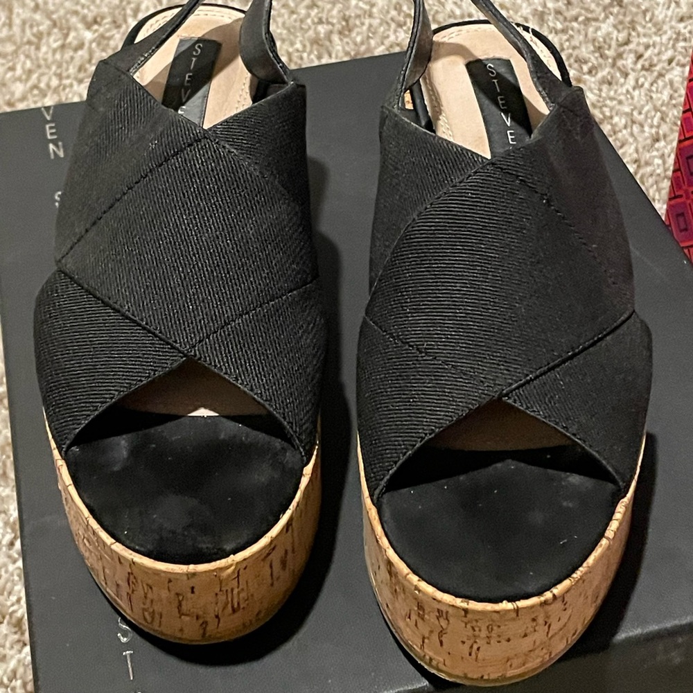 EUC only worn 2x. Have knee issues and can’t wear anything with height.